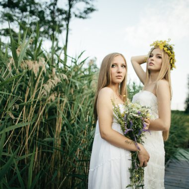İskelede kıyısında iki güzel kız