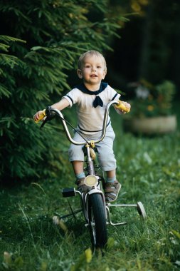 küçük mutlu çocuk Bisiklet