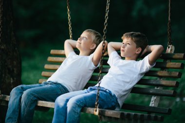 küçük çocukları salıncakta hayal