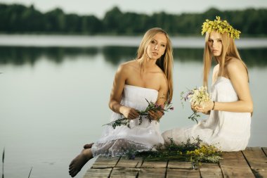 İskelede kıyısında iki güzel kız