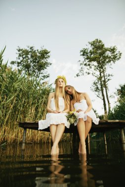 İskelede kıyısında iki güzel kız