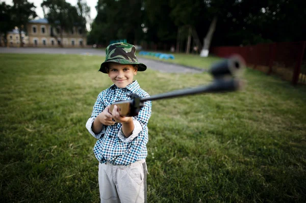 Маленький хлопчик з пістолетом на відкритому повітрі — стокове фото