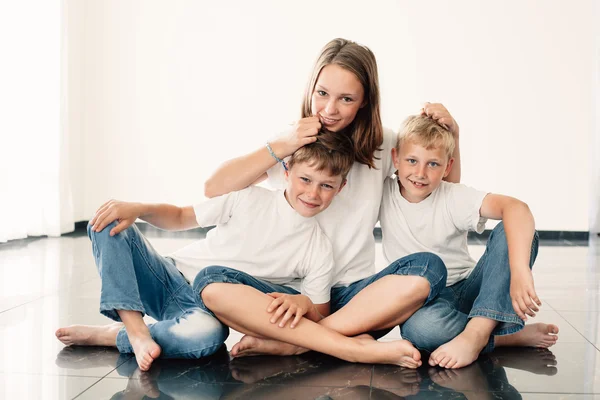 Giovane ragazza con fratelli — Foto Stock