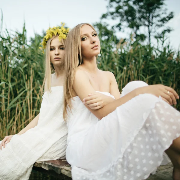 Deux belles filles sur la côte à quai — Photo