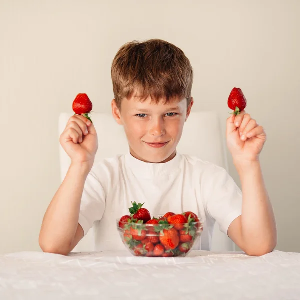 Menino com morango — Fotografia de Stock