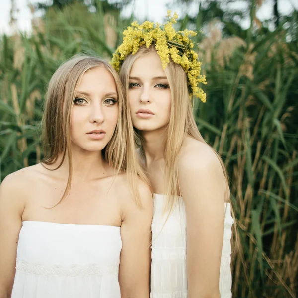 Dvě krásné dívky na pobřeží na molu — Stock fotografie