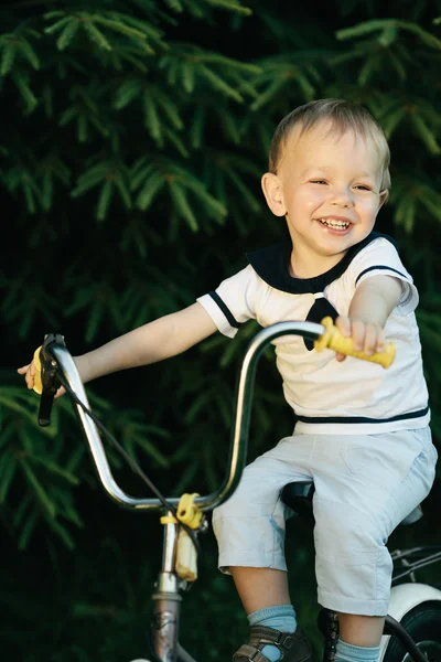 Liten glad pojke på cykel — Stockfoto