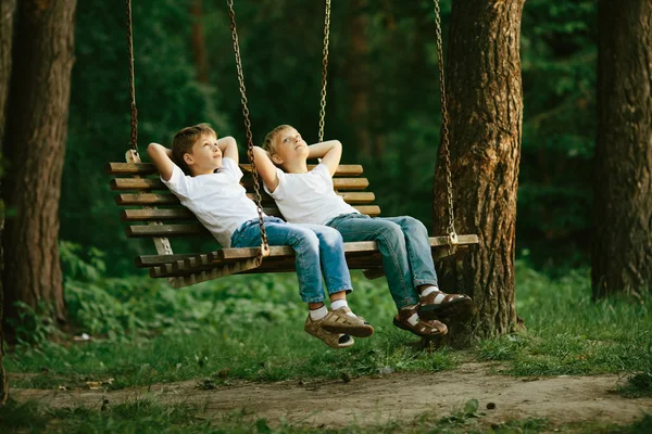 Petits garçons rêvant sur swing — Photo