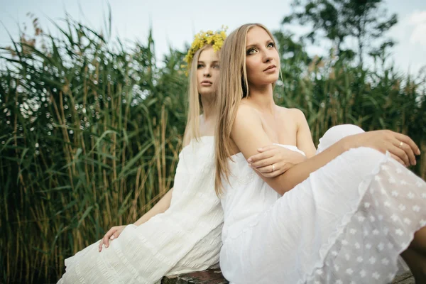 Duas meninas bonitas na costa no cais — Fotografia de Stock