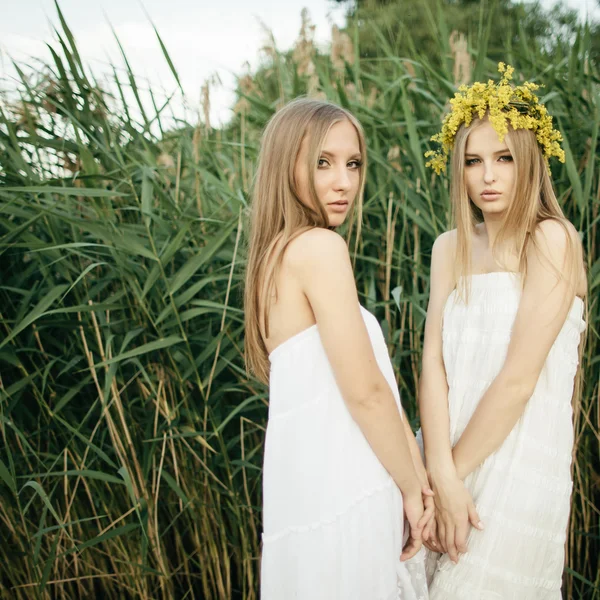 Dvě krásné dívky na pobřeží na molu — Stock fotografie