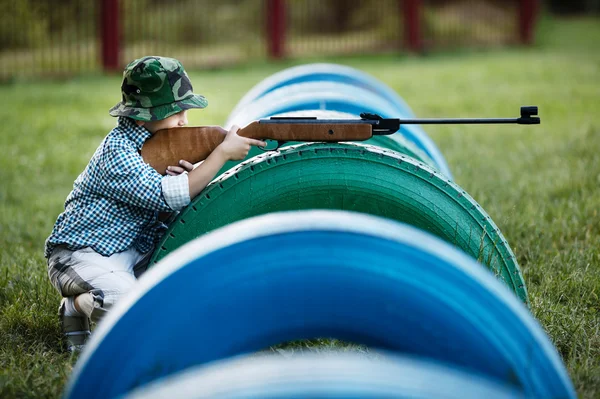 Niño pequeño con carabina de aire libre — Foto de Stock