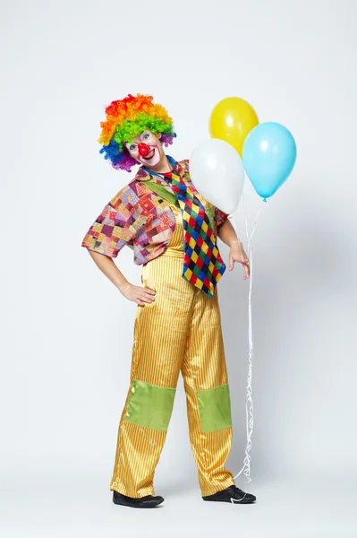 Grappige clown met ballonnen op wit — Stockfoto