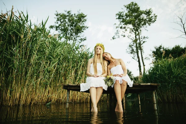 Due belle ragazze sulla costa al molo — Foto Stock