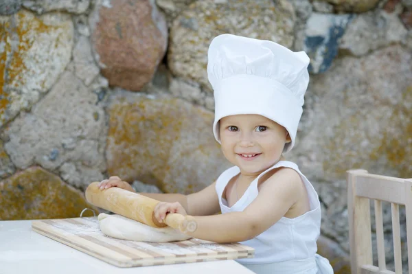 Kleine jongen met chef-kok hoed koken — Stockfoto