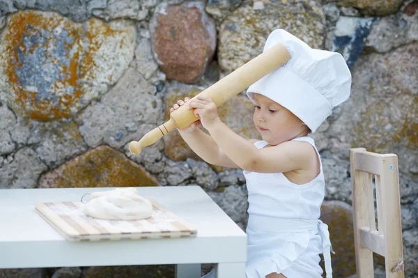 Niño pequeño con chef sombrero de cocina —  Fotos de Stock