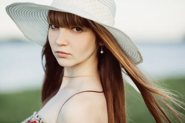 Mladá dívka s dlouhými vlasy portrét — Stock fotografie