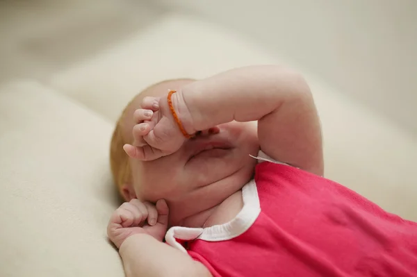 Mignon sommeil bébé intérieur portrait — Photo