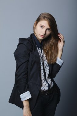 gri arka planda poz kız