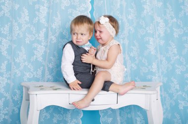 çocukla oturuyor ve ağlayan kız