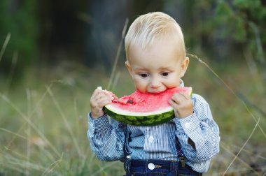 küçük çocuk karpuz yiyor
