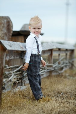 küçük çocuk portirat konumunda