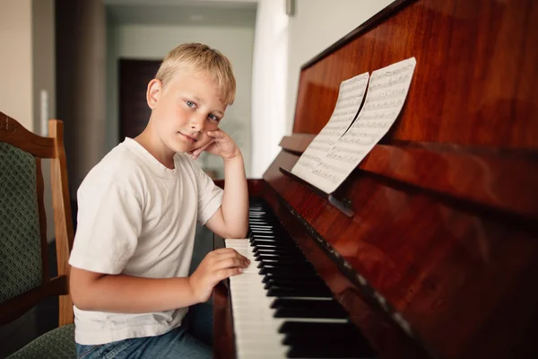 Boy plays piano at home — Stock Photo, Image