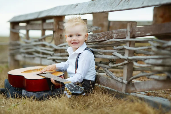 Kisfiú a gitár a helyét — Stock Fotó