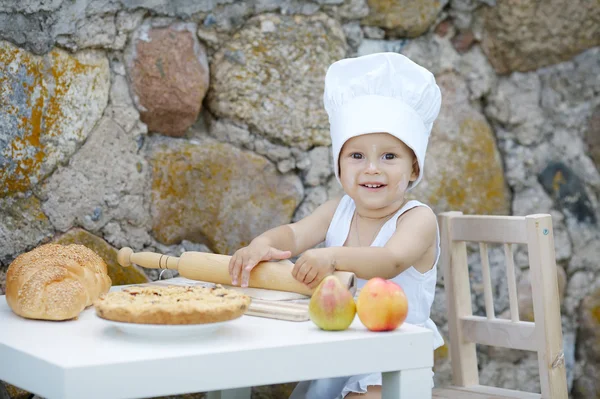 Kleine jongen met chef-kok hoed koken — Stockfoto