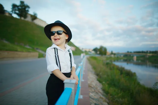 Маленький джентльмен в солнечных очках на улице — стоковое фото