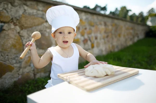 Niño pequeño con chef sombrero de cocina —  Fotos de Stock