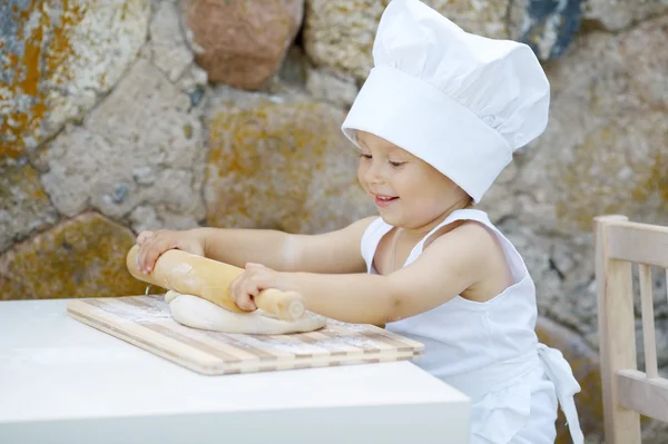 Menino com chapéu de chef cozinhar — Fotografia de Stock