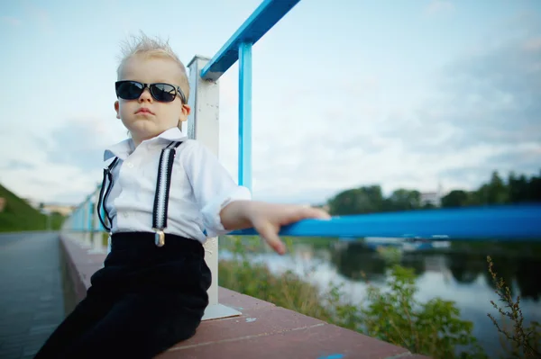 Маленький джентльмен в сонцезахисних окулярах на відкритому повітрі — стокове фото