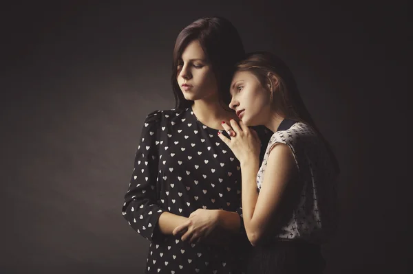 Meisjes studio portret op donkere achtergrond — Stockfoto