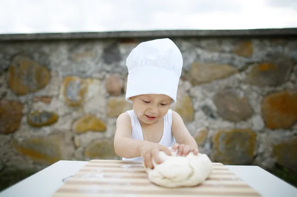 Маленький хлопчик з капелюхом шеф кухаря — стокове фото