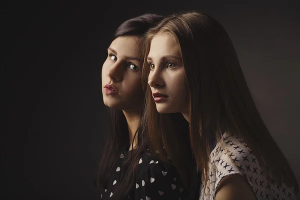 Meisjes studio portret op donkere achtergrond — Stockfoto