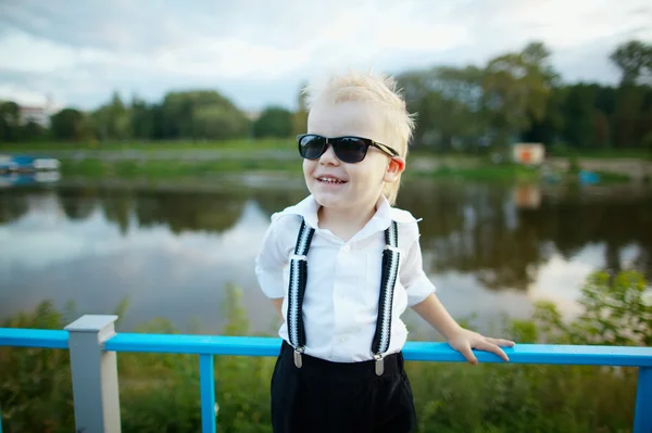 Kis úriember napszemüveget a szabadban — Stock Fotó