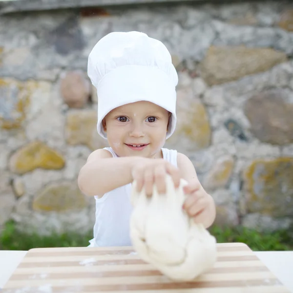 Маленький хлопчик з капелюхом шеф кухаря — стокове фото