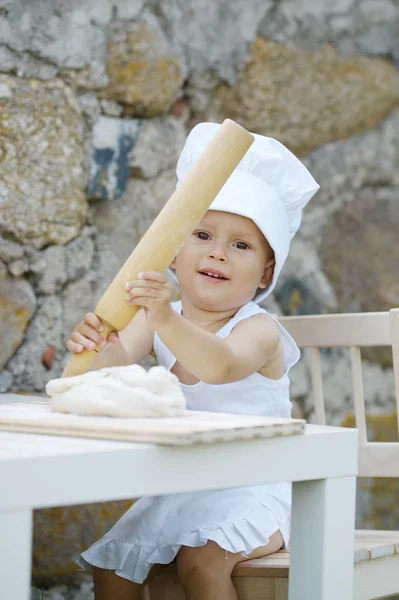 Kisfiú a séf kalapját főzés — Stock Fotó