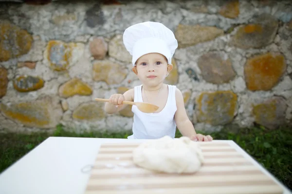 Niño pequeño con chef sombrero de cocina —  Fotos de Stock