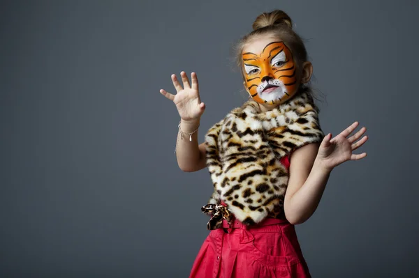 Menina com traje de tigre — Fotografia de Stock