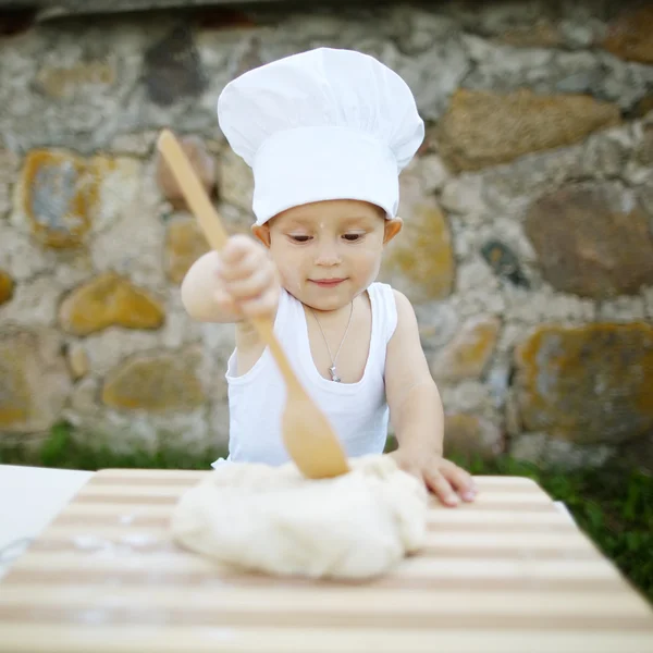 Niño pequeño con chef sombrero de cocina — Foto de Stock