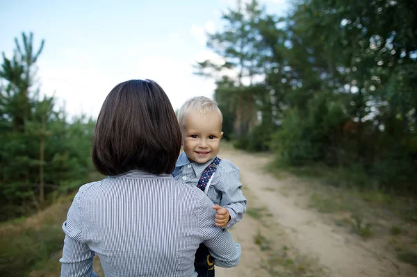 Šťastné dítě s matkou portrét — Stock fotografie