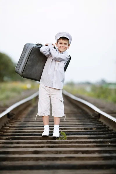 Garçon avec valise sur chemin de fer — Photo