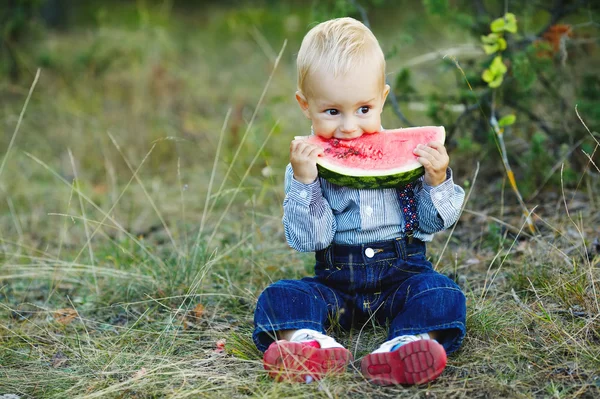 Little boy eats watermelon — Stock Photo, Image
