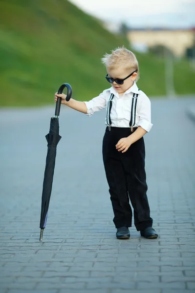 Kleine man met zonnebril buitenshuis — Stockfoto