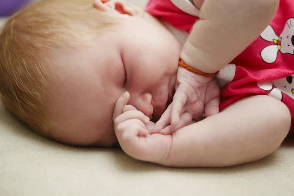 Mignon sommeil bébé intérieur portrait — Photo