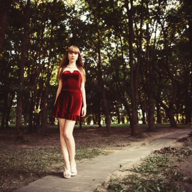 Uzun saçlı güzel kız.