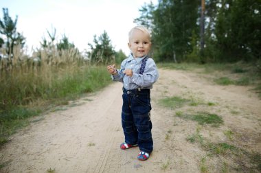 küçük çocuk yolda çalış