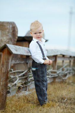 küçük çocuk portirat konumunda