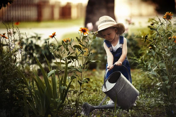 Mały chłopiec z konewka lato Park — Zdjęcie stockowe